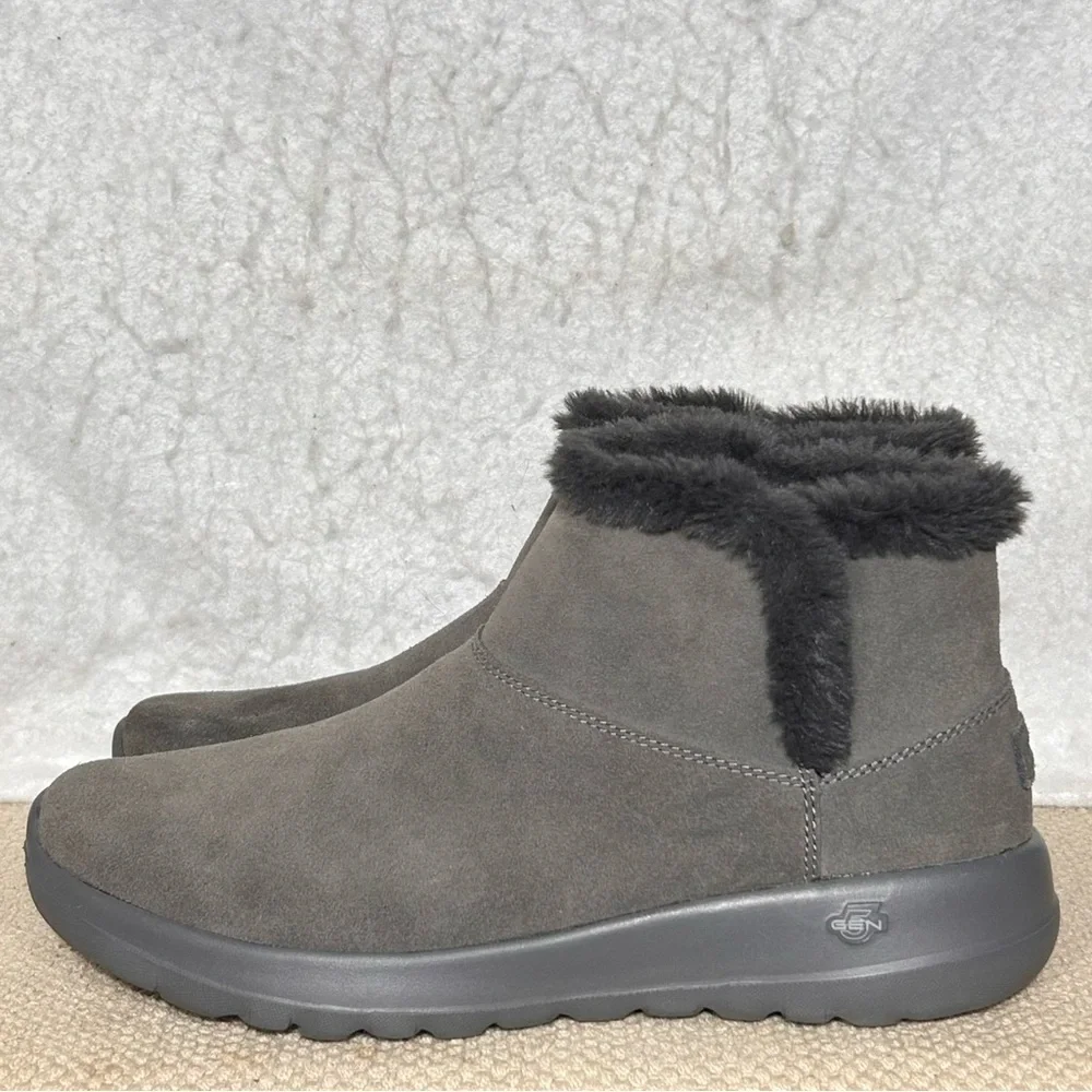 Skechers Womens Grey Suede On the Go Joy Bundle Up Faux Fur Slip On Boots SZ 9.5